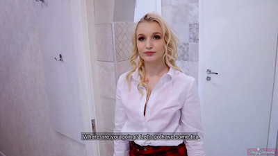 נערת קולג' צעירה בוגדת בחבר שלה עם חבר שלו | POV וגמור בתוך הכוס שלה!